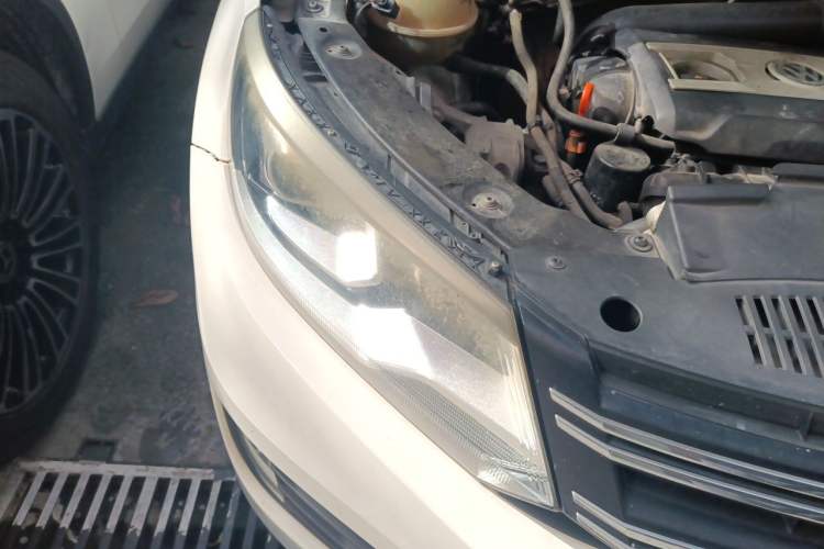 Used Volkswagen Tiguan 2013 1.8 TSI Automatic All-Wheel Drive Luxury Model Right Front Headlight