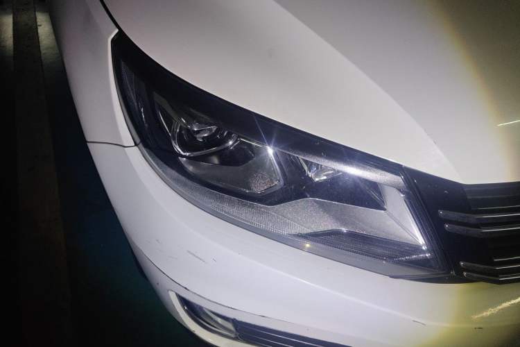 Used Volkswagen Tiguan 2013 1.8 TSI Automatic All-Wheel Drive Luxury Model Right Front Headlight