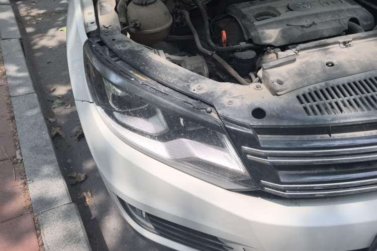 Used Volkswagen Tiguan 2013 1.8 TSI Automatic All-Wheel Drive Luxury Model Right Front Headlight
