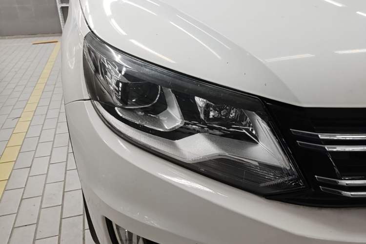Used Volkswagen Tiguan 2013 2.0 TSI Automatic All-Wheel Drive Luxury Edition Right Front Headlight