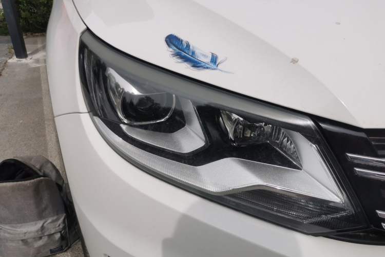 Used Volkswagen Tiguan 2013 1.8 TSI Automatic All-Wheel Drive Luxury Model Right Front Headlight
