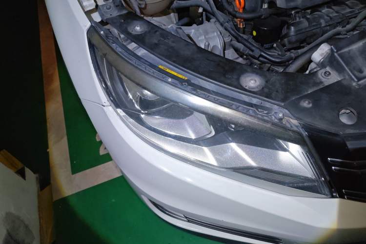 Used Volkswagen Tiguan 2013 1.8 TSI Automatic All-Wheel Drive Luxury Model Right Front Headlight
