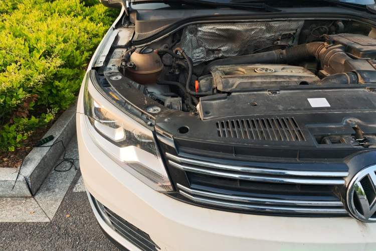 Used Volkswagen Tiguan 2013 1.8 TSI Automatic All-Wheel Drive Luxury Model Right Front Headlight