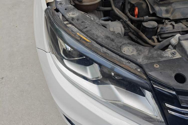 Used Volkswagen Tiguan 2013 1.8 TSI Automatic All-Wheel Drive Luxury Model Right Front Headlight