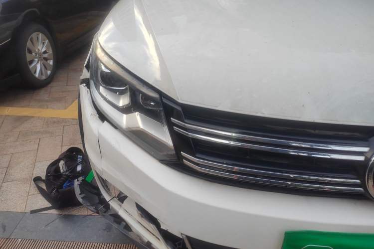 Used Volkswagen Tiguan 2013 1.8 TSI Automatic All-Wheel Drive Luxury Model Right Front Headlight