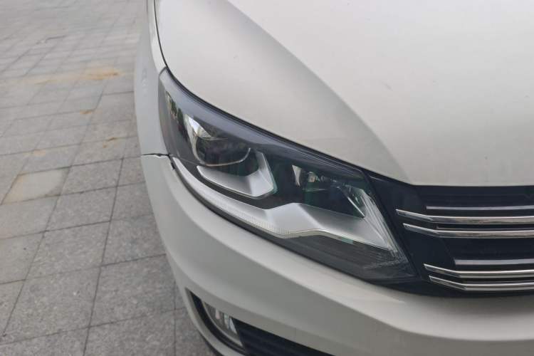 Used Volkswagen Tiguan 2013 1.8 TSI Automatic All-Wheel Drive Luxury Model Right Front Headlight