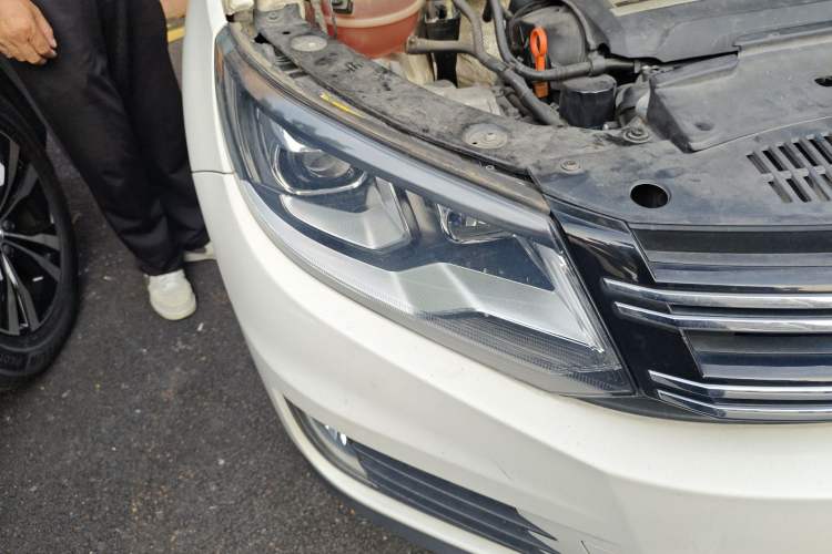 Used Volkswagen Tiguan 2013 1.8TSI Automatic All-Wheel-Drive Comfort Edition Right Front Headlight