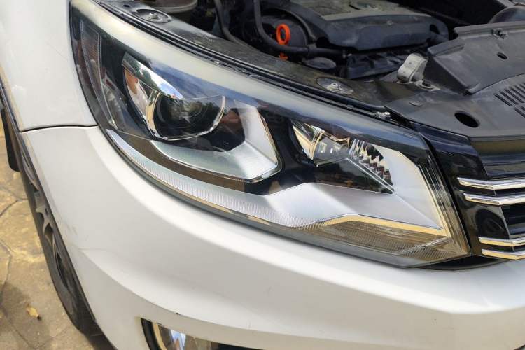 Used Volkswagen Tiguan 2013 1.8 TSI Automatic All-Wheel Drive Luxury Model Right Front Headlight