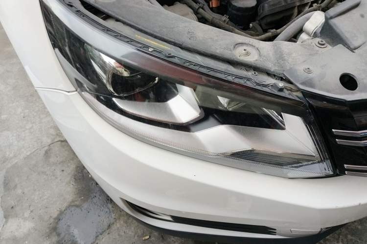 Used Volkswagen Tiguan 2013 1.8TSI Automatic All-Wheel-Drive Comfort Edition Right Front Headlight