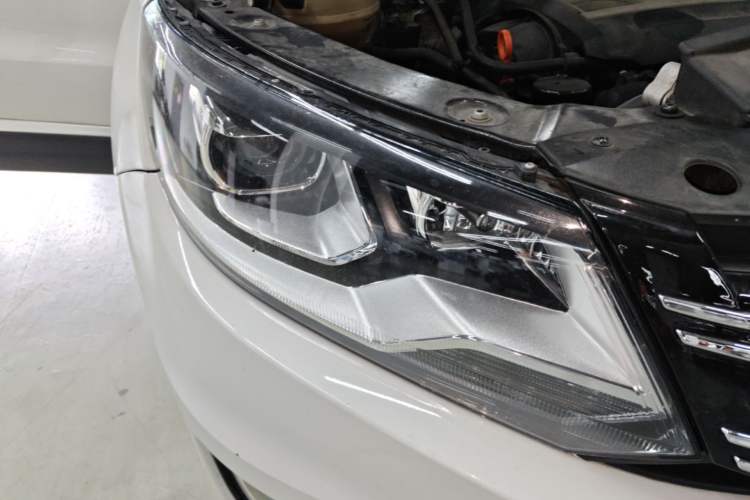 Used Volkswagen Tiguan 2013 1.8 TSI Automatic All-Wheel Drive Luxury Model Right Front Headlight