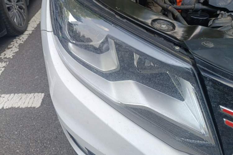 Used Volkswagen Tiguan 2013 1.8 TSI Automatic All-Wheel Drive Luxury Model Right Front Headlight