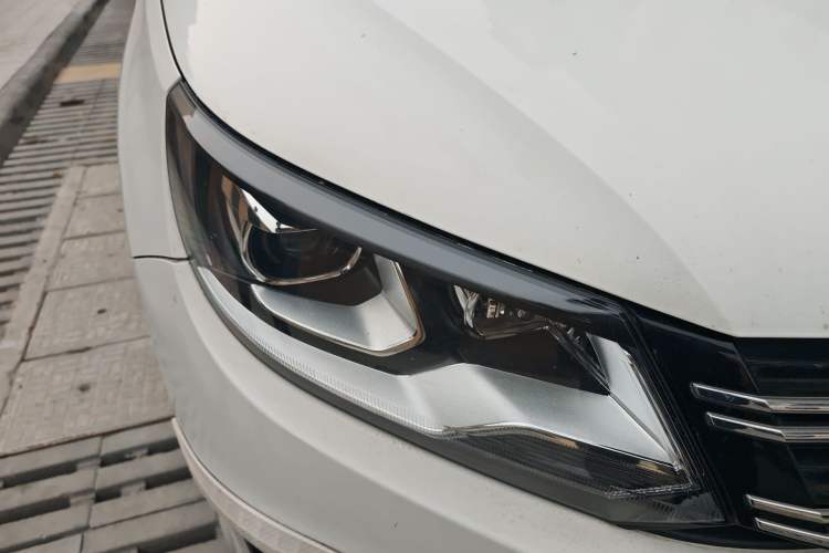Used Volkswagen Tiguan 2013 1.8 TSI Automatic All-Wheel Drive Luxury Model Right Front Headlight