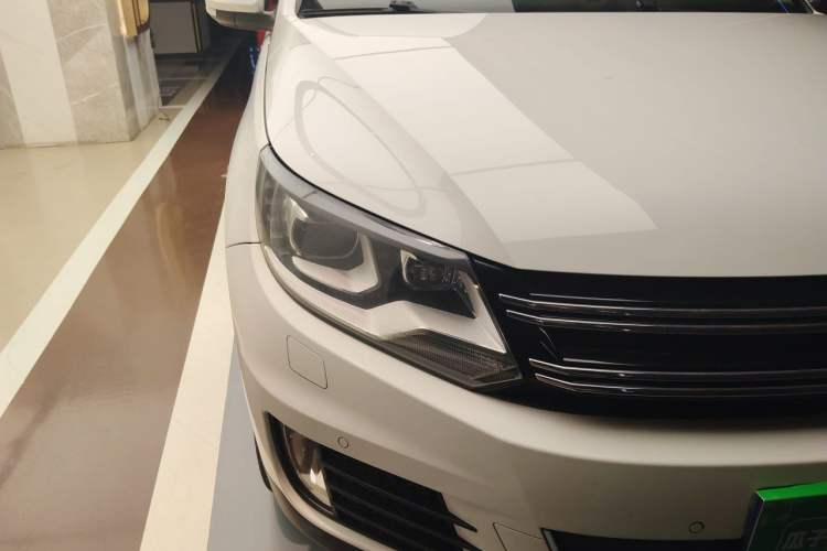 Used Volkswagen Tiguan 2013 2.0 TSI Automatic All-Wheel-Drive Flagship Edition Right Front Headlight