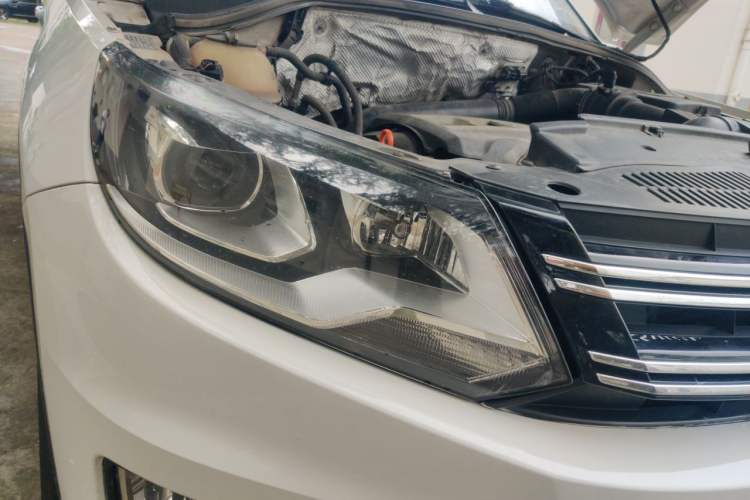Used Volkswagen Tiguan 2013 1.8 TSI Automatic All-Wheel Drive Luxury Model Right Front Headlight
