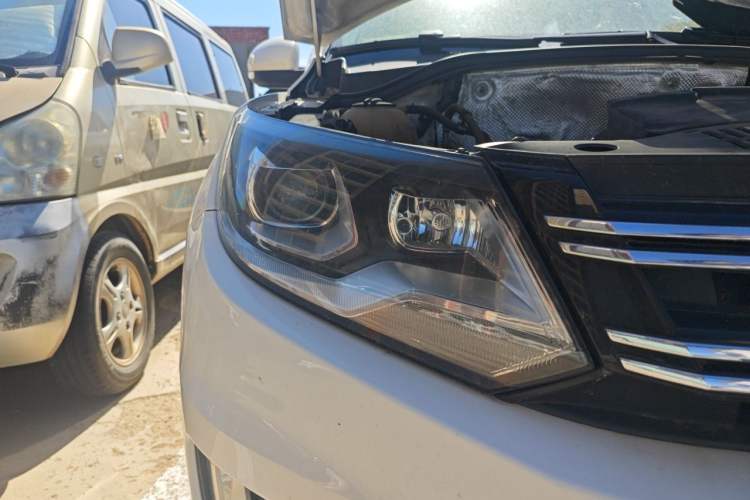 Used Volkswagen Tiguan 2013 1.8 TSI Automatic All-Wheel Drive Luxury Model Right Front Headlight