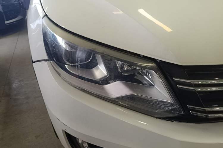 Used Volkswagen Tiguan 2013 2.0 TSI Automatic All-Wheel Drive Luxury Edition Right Front Headlight