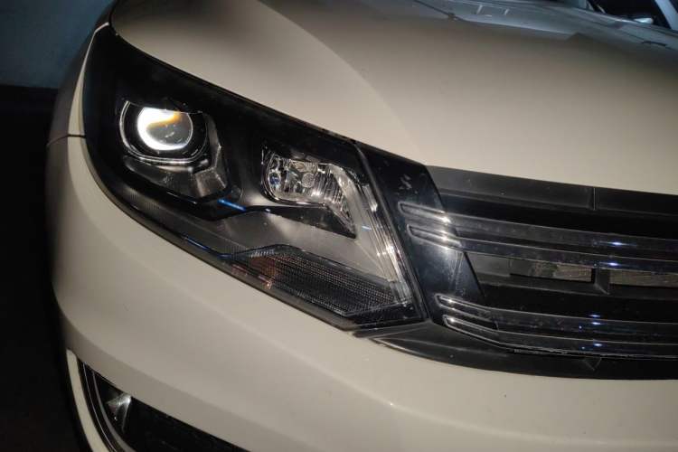 Used Volkswagen Tiguan 2013 2.0 TSI Automatic All-Wheel Drive Luxury Edition Right Front Headlight