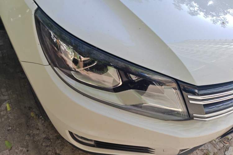 Used Volkswagen Tiguan 2013 1.8 TSI Automatic All-Wheel Drive Luxury Model Right Front Headlight