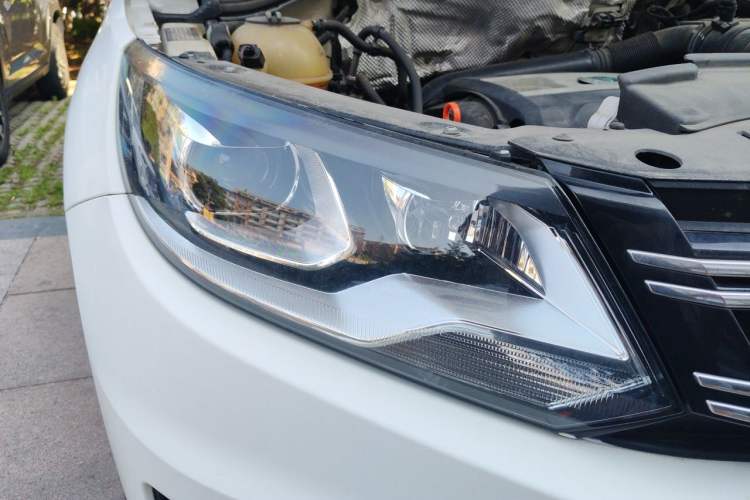 Used Volkswagen Tiguan 2013 2.0 TSI Automatic All-Wheel Drive Luxury Edition Right Front Headlight