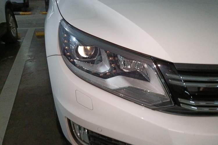Used Volkswagen Tiguan 2013 2.0 TSI Automatic All-Wheel-Drive Flagship Edition Right Front Headlight
