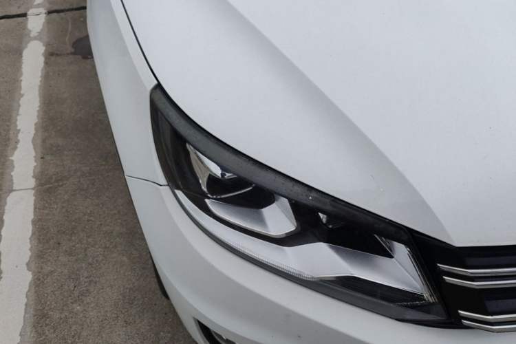 Used Volkswagen Tiguan 2013 1.8 TSI Automatic All-Wheel Drive Luxury Model Right Front Headlight