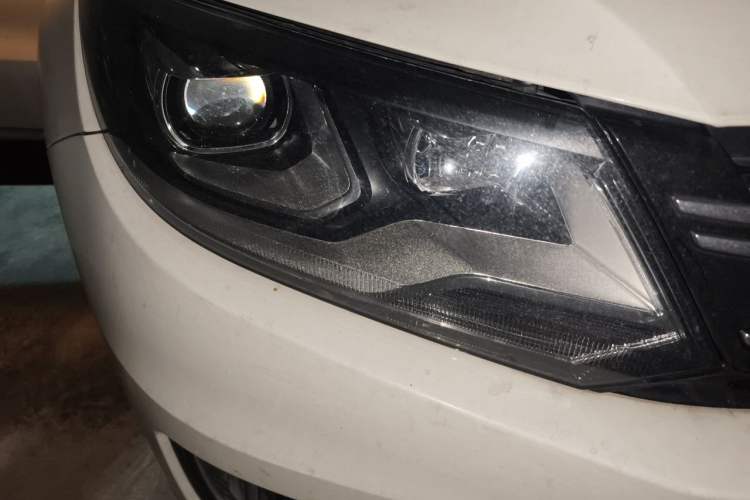 Used Volkswagen Tiguan 2013 2.0 TSI Automatic All-Wheel Drive Luxury Edition Right Front Headlight