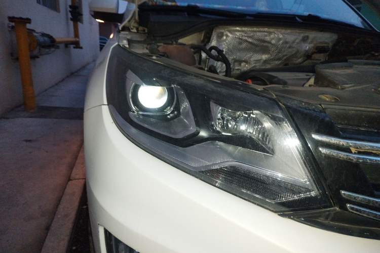 Used Volkswagen Tiguan 2013 1.8 TSI Automatic All-Wheel Drive Luxury Model Right Front Headlight