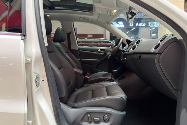 Used Volkswagen Tiguan 2013 1.8 TSI Automatic All-Wheel Drive Luxury Model Right Front Seat