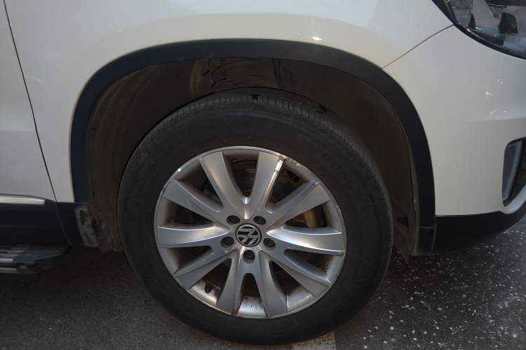 Used Volkswagen Tiguan 2013 1.8 TSI Automatic All-Wheel Drive Luxury Model Right Front Wheel Hub
