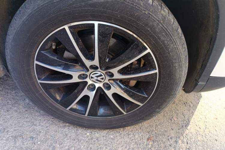 Used Volkswagen Tiguan 2013 1.8 TSI Automatic All-Wheel Drive Luxury Model Right Front Wheel Hub