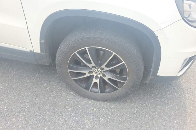 Used Volkswagen Tiguan 2013 2.0 TSI Automatic All-Wheel Drive Luxury Edition Right Front Wheel Hub