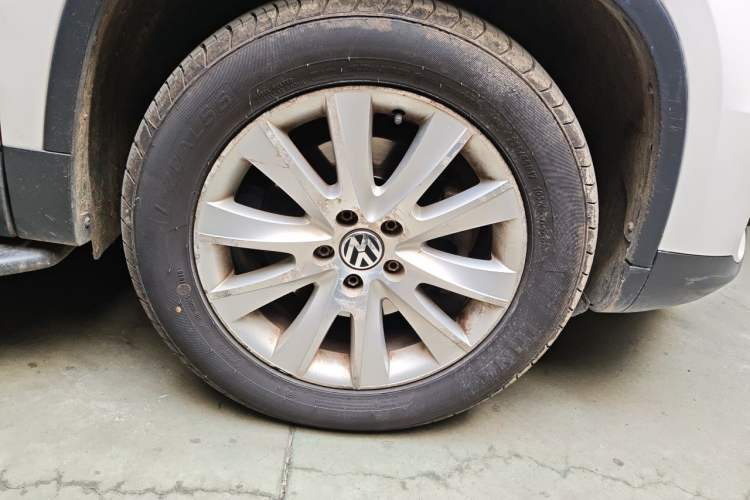 Used Volkswagen Tiguan 2013 1.8 TSI Automatic All-Wheel Drive Luxury Model Right Front Wheel Hub