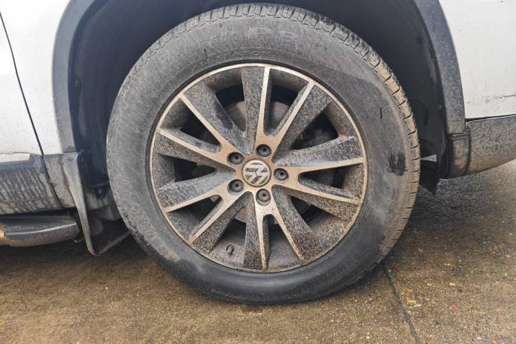Used Volkswagen Tiguan 2013 1.8 TSI Automatic All-Wheel Drive Luxury Model Right Front Wheel Hub