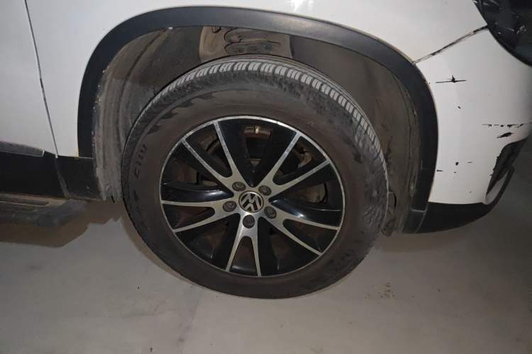 Used Volkswagen Tiguan 2013 1.8 TSI Automatic All-Wheel Drive Luxury Model Right Front Wheel Hub