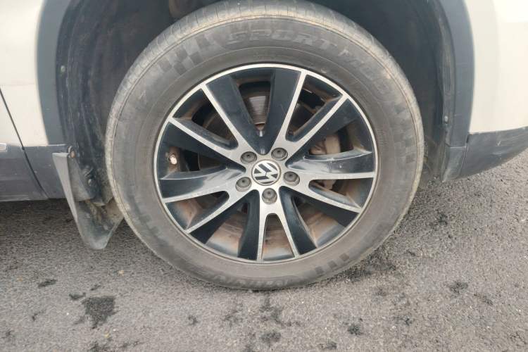 Used Volkswagen Tiguan 2013 2.0 TSI Automatic All-Wheel Drive Luxury Edition Right Front Wheel Hub