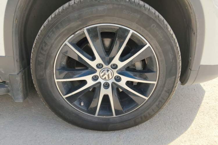 Used Volkswagen Tiguan 2013 1.8 TSI Automatic All-Wheel Drive Luxury Model Right Front Wheel Hub