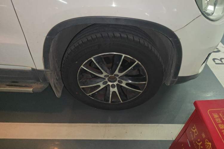 Used Volkswagen Tiguan 2013 1.8 TSI Automatic All-Wheel Drive Luxury Model Right Front Wheel Hub