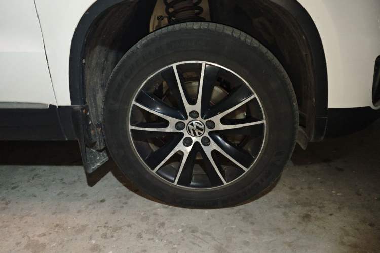 Used Volkswagen Tiguan 2013 1.8 TSI Automatic All-Wheel Drive Luxury Model Right Front Wheel Hub