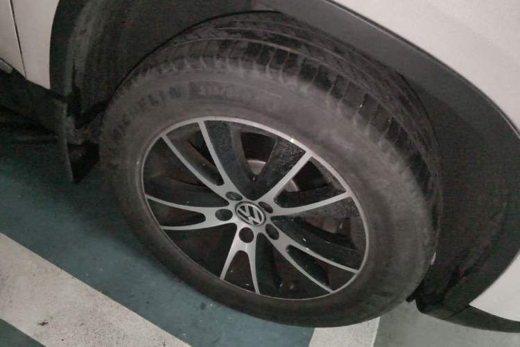 Used Volkswagen Tiguan 2013 1.8 TSI Automatic All-Wheel Drive Luxury Model Right Front Wheel Hub