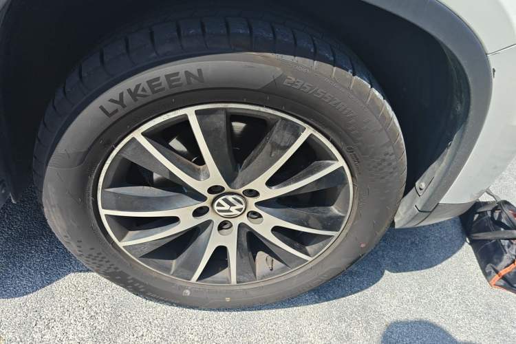 Used Volkswagen Tiguan 2013 1.8 TSI Automatic All-Wheel Drive Luxury Model Right Front Wheel Hub