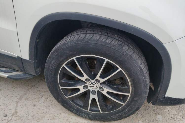 Used Volkswagen Tiguan 2013 1.8 TSI Automatic All-Wheel Drive Luxury Model Right Front Wheel Hub