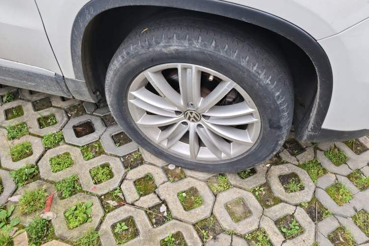 Used Volkswagen Tiguan 2013 2.0 TSI Automatic All-Wheel Drive Luxury Edition Right Front Wheel Hub