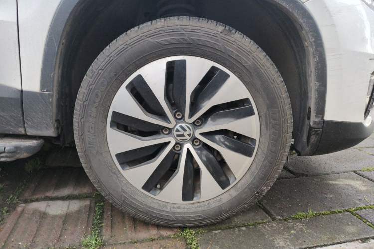Used Volkswagen Tiguan 2013 1.4 TSI Manual Two-Wheel Drive BlueMotion Edition Right Front Wheel Hub