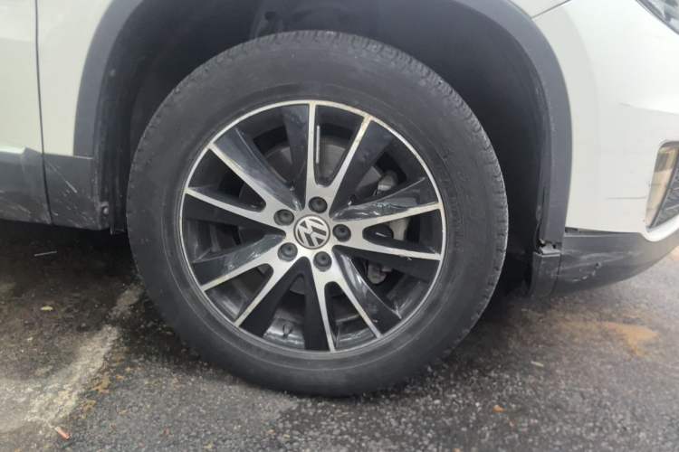 Used Volkswagen Tiguan 2013 1.8 TSI Automatic All-Wheel Drive Luxury Model Right Front Wheel Hub