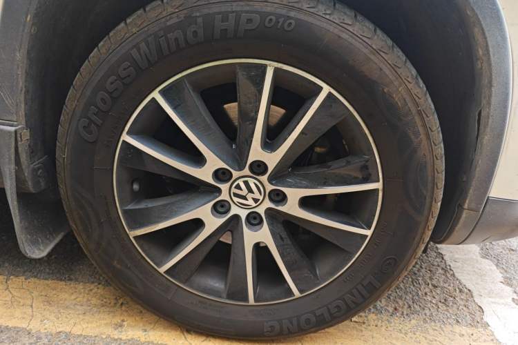 Used Volkswagen Tiguan 2013 1.8 TSI Automatic All-Wheel Drive Luxury Model Right Front Wheel Hub