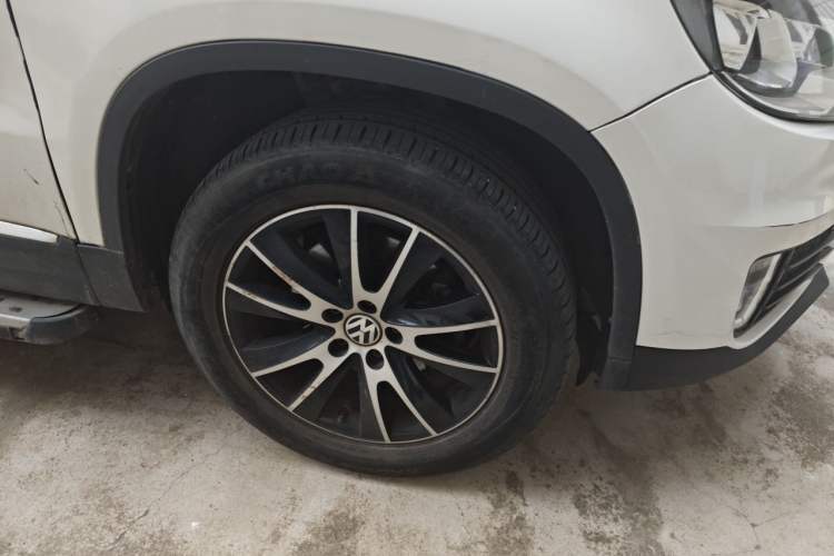 Used Volkswagen Tiguan 2013 1.8 TSI Automatic All-Wheel Drive Luxury Model Right Front Wheel Hub