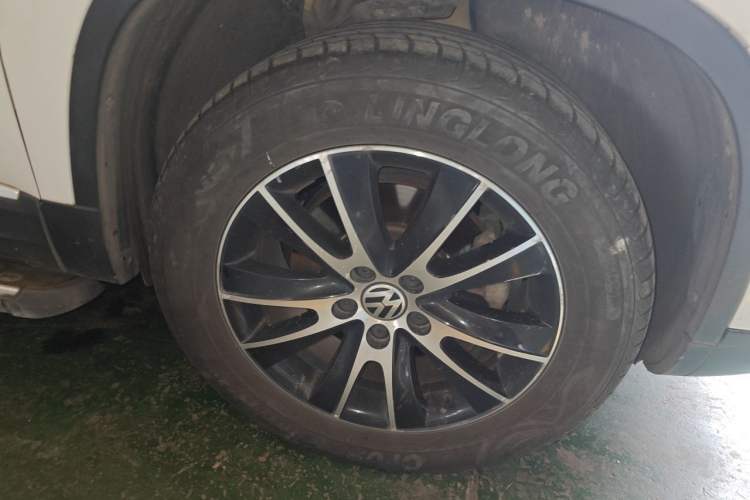 Used Volkswagen Tiguan 2013 1.8 TSI Automatic All-Wheel Drive Luxury Model Right Front Wheel Hub