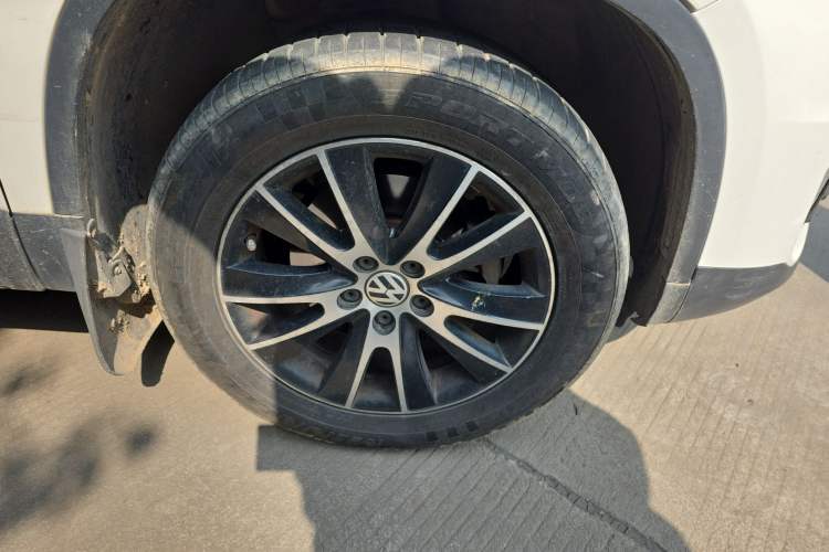 Used Volkswagen Tiguan 2013 2.0 TSI Automatic All-Wheel Drive Luxury Edition Right Front Wheel Hub