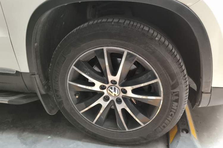 Used Volkswagen Tiguan 2013 1.8 TSI Automatic All-Wheel Drive Luxury Model Right Front Wheel Hub