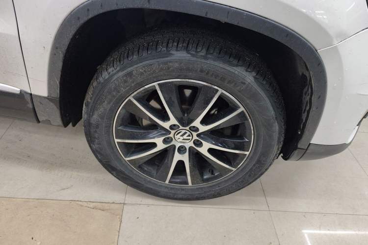 Used Volkswagen Tiguan 2013 1.8 TSI Automatic All-Wheel Drive Luxury Model Right Front Wheel Hub